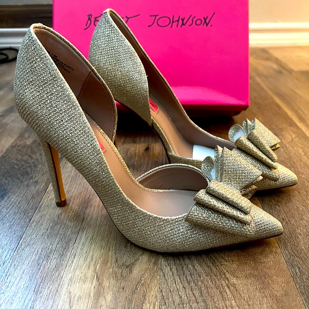 Brand New - size 7.5 gold Betsy Johnson pumps